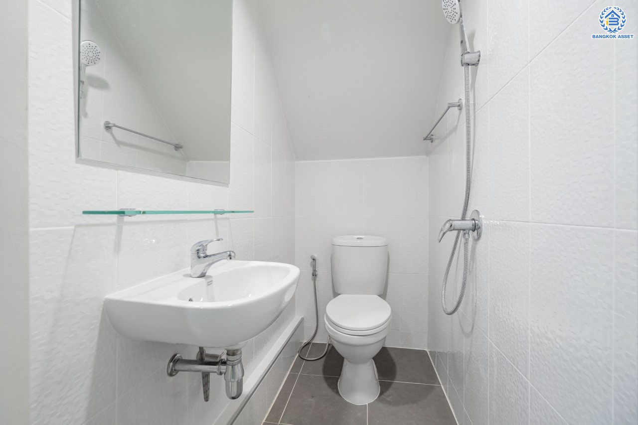 ทาวน์เฮ้าส์มือสองนนทบุรี ม.สรานนท์ ติวานนท์-ปากเกร็ด ทาวน์เฮ้าส์ 3ชั้นครึ่ง หลังมุม เนื้อที่ 26 ตร.ว. ฟังก์ชัน 4 ห้องนอน 3 ห้องน้ำ จอดรถได้ 1 คัน พร้อม Living Room กว้างขวาง บนทำเลติดถนนติวานนท์ ใกล้เซ็นทรัลแจ้งวัฒนะ รถไฟฟ้าสายสีชมพู "สถานีปากเกร็ด" และทางด่วน "ศรีรัช"...